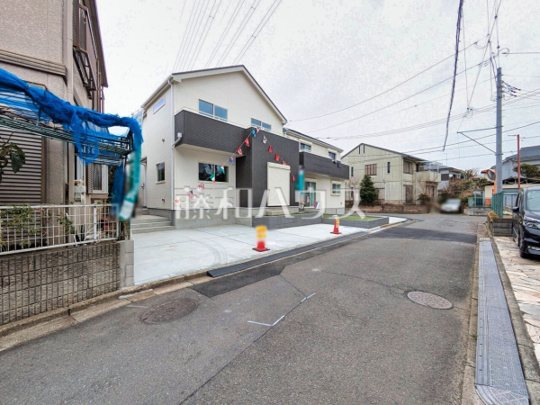 接道状況および現場風景　【新座市野寺２丁目】 平日のご案内も可能です。まずはお気軽にお問合せ下さいませ。 