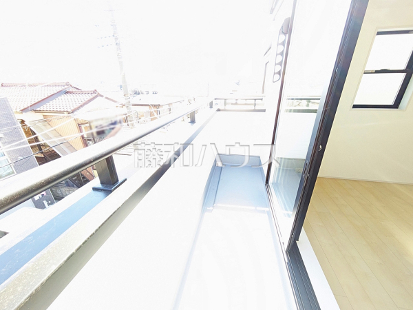 1号棟　居室から直接バルコニーへ出られる為、晴れた日は布団を干すことができます。　【新座市大和田５丁目】