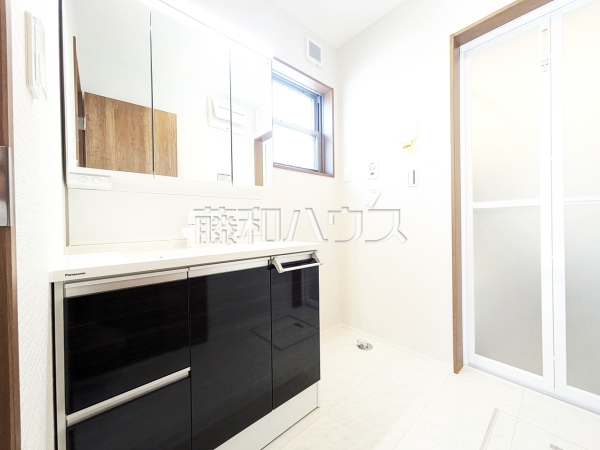 洗面室　【東村山市諏訪町２丁目】
三面鏡付きの洗面台。鏡の裏にも収納があり、歯ブラシや化粧品等もすっきり収納できます。　
