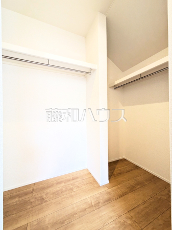 ウォークインクローゼット　【東村山市諏訪町２丁目】
大容量のウォークインクローゼットでお部屋をスッキリきれいに保てます。　