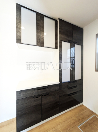 カップボード　【東村山市諏訪町２丁目】　カップボード付きで収納もバッチリ！家事がはかどりそうですね。　