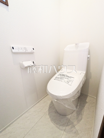 トイレ　【東村山市諏訪町２丁目】
各階にトイレを設けておりますので、朝の忙しい時間などトイレの取り合いで喧嘩になることも少なそうですね。　