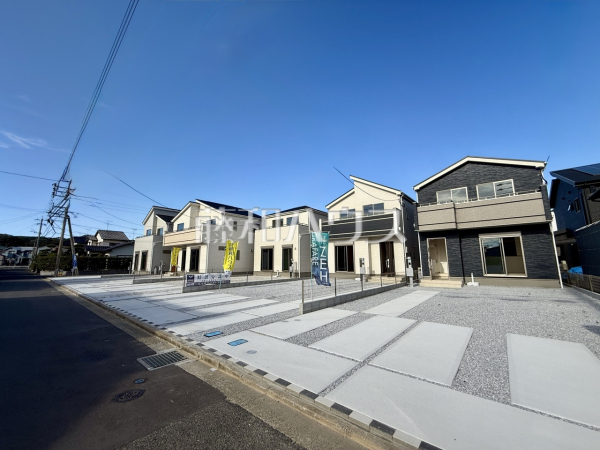お洒落で雰囲気のある佇まいに自然のやさしい潤いを纏ったこの家は、街に新たな表情を見せてくれることでしょう。将来にわたって流行に左右されず、永く住まう事を追求した本物の家です。　