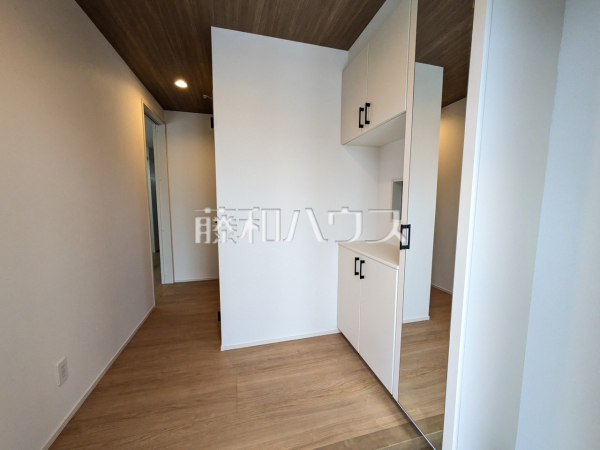 玄関には姿見がございます。身だしなみを最終チェックをして出掛けましょう！　