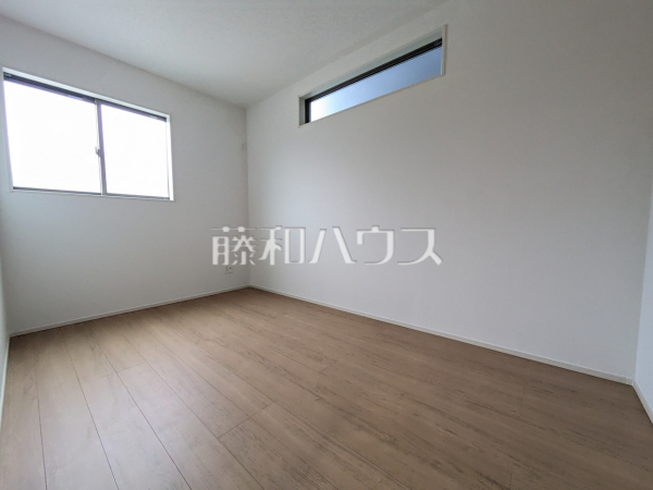 木目が美しいウッディなフローリングの居室は、穏やかで心安らぐ空間となるでしょう。　