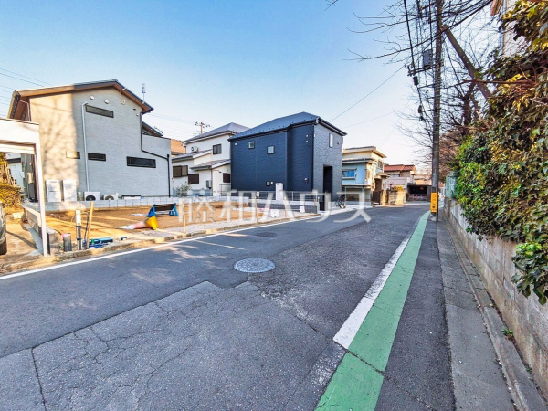 接道状況および現場風景　【新座市野寺２丁目】 周辺環境はもちろん、日当たりや設備仕様など実際に行ってみないと分からないことも多くございます。営業担当がご案内いたしますので、お気軽にお問い合わせください