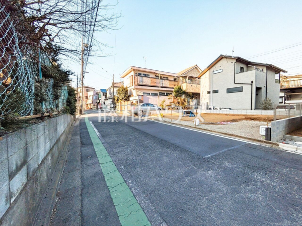 接道状況および現場風景　【新座市野寺２丁目】 平日のご案内も可能です。まずはお気軽にお問合せ下さいませ。 