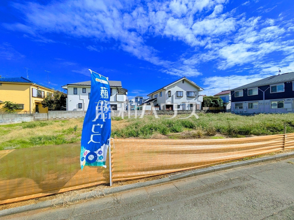 現地写真　【小平市仲町】 戸建住宅が立ち並ぶ住宅地。静かな時間の流れ。ゆっくりと傾きを変えていく陽の光が清楚な家々を色鮮やかに演出してくれます。 