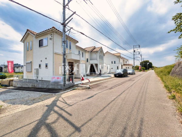 接道状況および現場風景　【日野市新井１丁目】 平日のご案内も可能です。まずはお気軽にお問合せ下さいませ。 