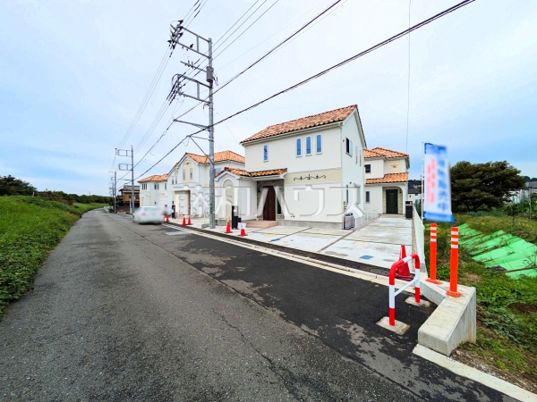 接道状況および現場風景　周辺環境はもちろん、日当たりや設備仕様など、実際に行ってみないと分からないことも多くございます。営業担当がご案内いたしますので、お気軽にお問い合わせください。