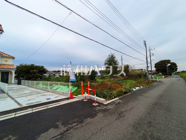 接道状況および現場風景　【日野市新井１丁目】周辺は落ち着いた雰囲気の住宅地です。小さなお子様がいるご家庭も安心です。