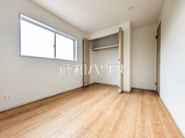 1号棟　居室　【日野市新井１丁目】
南側6帖の洋室は、南東の２面採光のため日当たりや風通しも良好で、冬でも室内はぽかぽかに温まります。