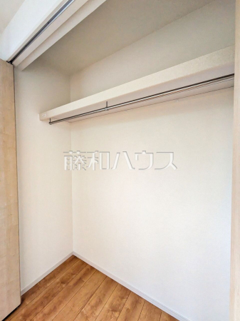1号棟　収納　【日野市新井１丁目】
各居室にはクローゼットを完備し、家具を置くスペースが確保しやすい設計がされております。
