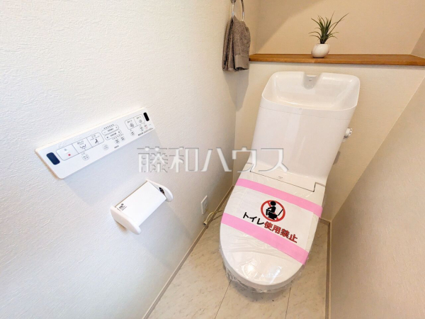 1号棟　トイレ　【日野市新井１丁目】
トイレはいつまでも清潔な空間を保てるように、目に留まるだけではなく、汚れを拭き取り易いフロアと壁紙にしました。