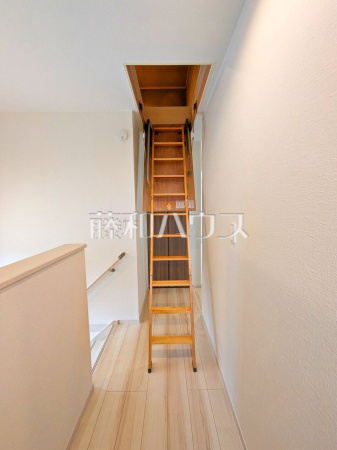 4号棟　小屋裏収納　梯子　【日野市新井１丁目】