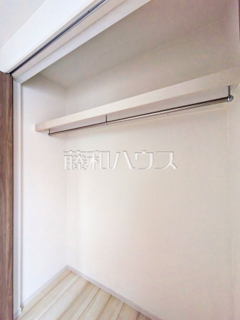 4号棟　収納　【日野市新井１丁目】
枕棚とハンガーパイプで効率良く、たくさん収納できるクローゼット！お部屋をきれいに保てそうですね。