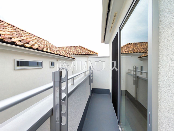 4号棟　バルコニー　【日野市新井１丁目】
南向きのバルコニーは日差しもたっぷり注ぎ、お洗濯物もよく乾きます。