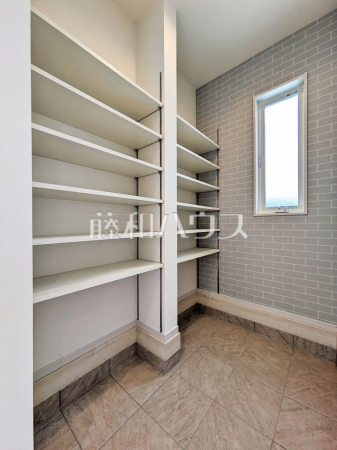 4号棟　収納　【日野市新井１丁目】
ご家族の靴はもちろん、お子様の外遊びのおもちゃなども収納できる使い勝手の良いシューズインクローゼット。