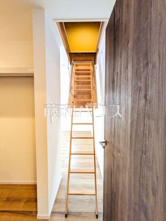 6号棟　小屋裏収納　梯子【日野市新井１丁目】