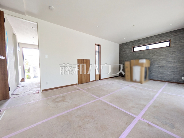 リビング　（現況　建築中）【府中市天神町２丁目】家族の存在を近くに感じ、心安らぐこの空間はいつも心地よく、気が付けば楽しい一日が終わろうとしている、そんな憩いのリビングを建築中。