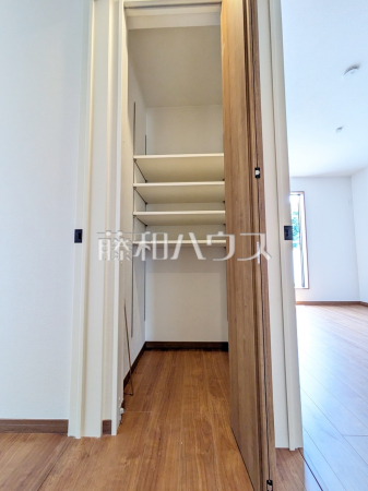 廊下収納　【府中市天神町２丁目】 各部屋収納に加え、廊下などに多数収納があるため整理整頓に役立ちます。 