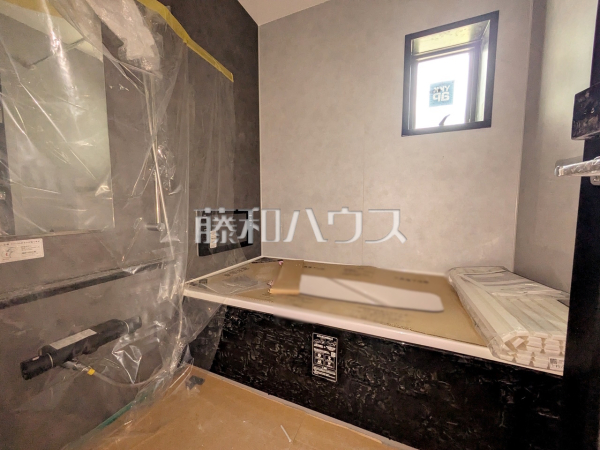 浴室（現況　建築中）【府中市天神町２丁目】窓付き浴室はしっかり換気ができていつも清潔に、毎日のバスタイムが楽しみになります。　