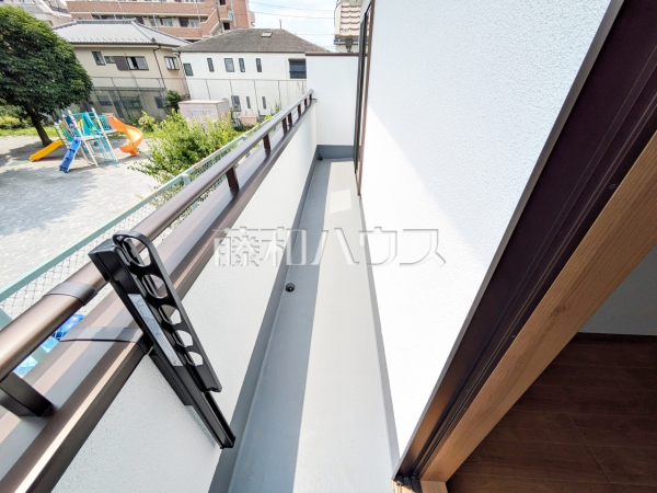 バルコニー　【府中市天神町２丁目】
奥行きのあるワイドバルコニー！お洗濯物の多い日でもいっきに干せますね。　
