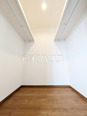 収納　【府中市天神町２丁目】
ウォークインクローゼットは、お洋服等がたくさん収納できて便利です。　