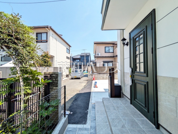 ≪玄関≫センサーに近づけるだけワンタッチで施錠・開錠が出来るので、お子様を抱いたり両手が買い物袋でふさがっている時に便利なセンサーキーです！　　【府中市天神町２丁目】
