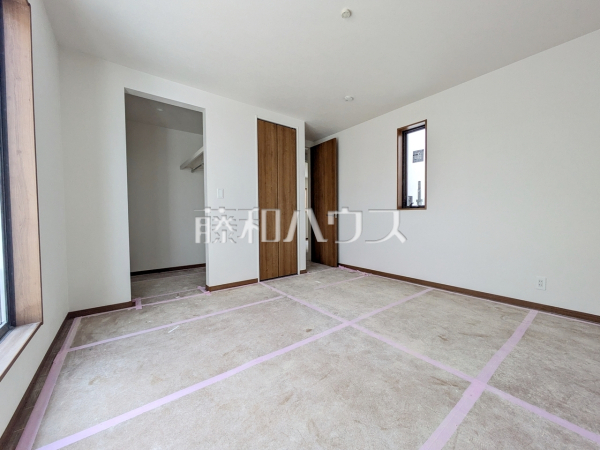 居室（現況　建築中）【府中市天神町２丁目】 物件の事、諸費用の事など、小さな疑問も、お気軽にご連絡・ご相談下さい。 
