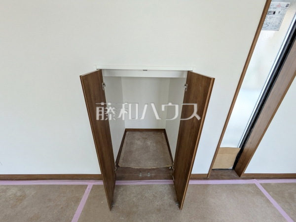 リビング収納（現況　建築中）【府中市天神町２丁目】リビングに併設された収納スペースには、お子様の本やおもちゃ、掃除機やちょっとした小物などがスッキリ収納できます。あったら便利なうれしい収納ですね！　