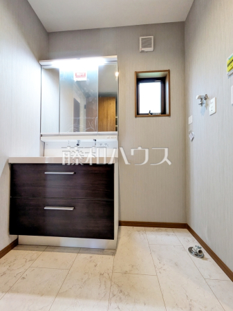 洗面室　【府中市天神町２丁目】
三面鏡付きの洗面台。鏡の裏にも収納があり、歯ブラシや化粧品等もすっきり収納できます。　