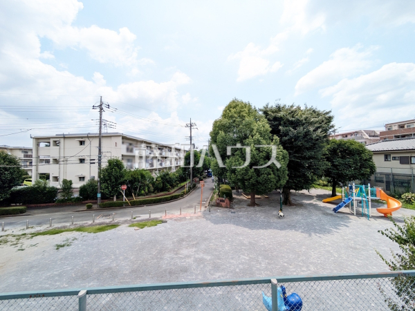 バルコニー眺望　【府中市天神町２丁目】
青・緑・白のコントラスト！澄んだ青い空のたもと、豊かな緑が織りなす時間、表情豊かに四季折々の景観を楽しませてくれるでしょう。