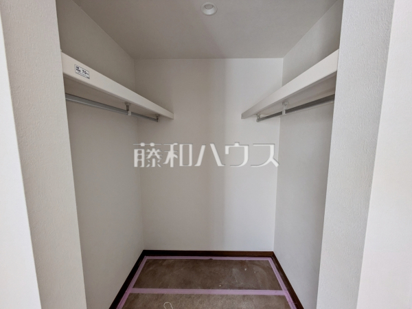 ウォークインクローゼット（現況　建築中）【府中市天神町２丁目】ウォークインクローゼットは、お洋服等がたくさん収納できて便利です。　