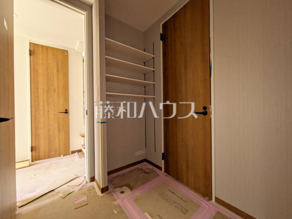 洗面室（現況　建築中）【府中市天神町２丁目洗面室にはバスタオルや洗面具などをきれいに整理できる便利な棚を設置しました。　