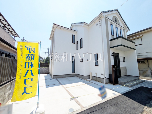≪現地外観≫ 建物を「面」で支える耐震性に優れたベタ基礎。建物の底面全体が鉄筋コンクリートとなっているため、地面からの湿気やシロアリを防ぎやすくなっています。【府中市天神町２丁目】