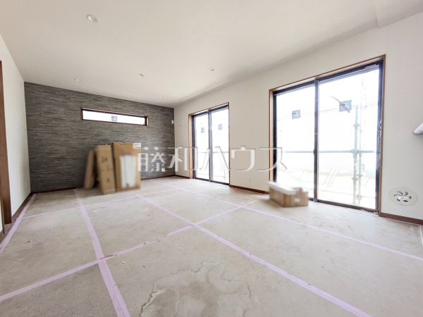 リビング（現況　建築中）【府中市天神町２丁目】家族の集まるLDKはゆったり約17帖　