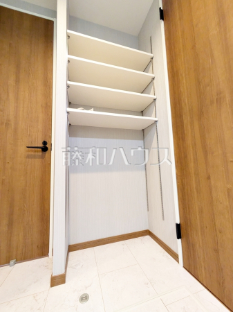 収納　【府中市天神町２丁目】
洗面室にはバスタオルや洗面具などをきれいに整理できる便利な棚を設置しました。　