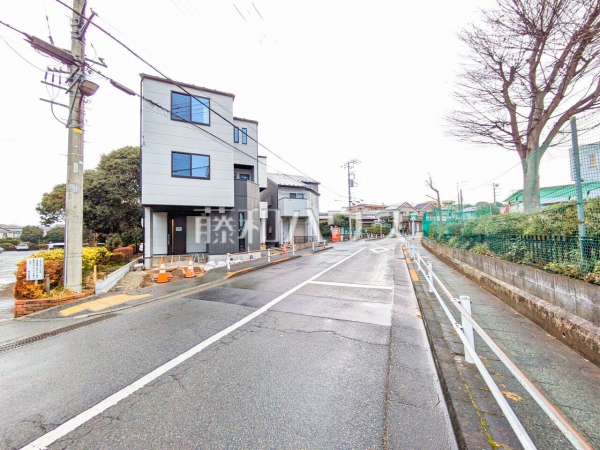 接道状況および現場風景　【多摩市東寺方】
周辺環境はもちろん、日当たりや設備仕様など、実際に行ってみないと分からないことも多くございます。営業担当がご案内いたしますので、お気軽にお問い合わせください。