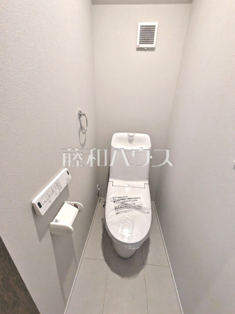 2号棟　トイレ　【多摩市東寺方】
各階にトイレを設けておりますので、朝の忙しい時間などトイレの取り合いで喧嘩になることも少なそうですね。