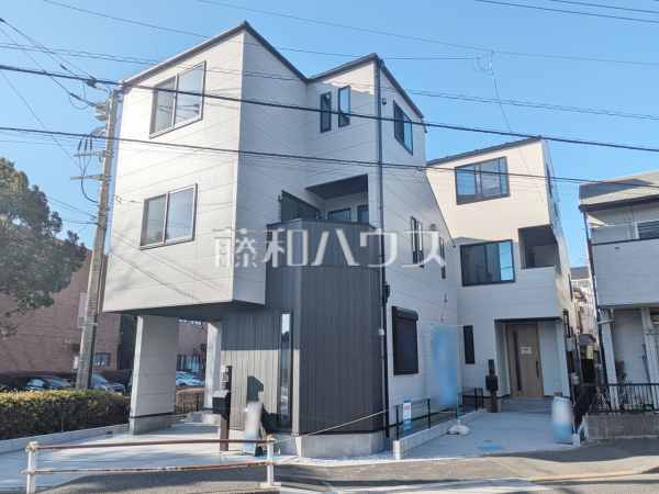 2号棟　外観　【多摩市東寺方】道路から奥まった住まいは、車や人通りも気にならずプライバシーの確保された住空間を保つことができます。