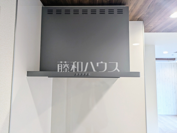 ３号棟　手入れのしやすいレンジフードは見た目もスッキリしていて、料理時の油煙やニオイを効率的に外に出せます。　【八王子市川口町】　