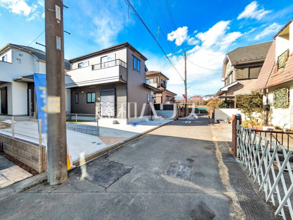 接道状況および現場風景　【所沢市大字下安松】 周辺環境はもちろん、日当たりや設備仕様など実際に行ってみないと分からないことも多くございます。営業担当がご案内いたしますので、お気軽にお問い合わせください