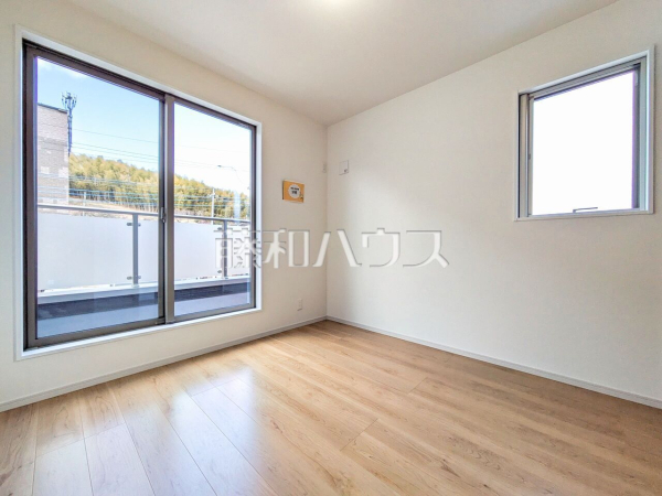 4号棟　居室は2面採光により、明るく開放的な空間となっています。　【八王子市鑓水２丁目】