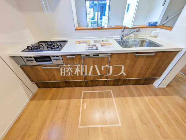 4号棟　ご家族の様子がわかり、会話も楽しめる対面式システムキッチン　【八王子市鑓水２丁目】