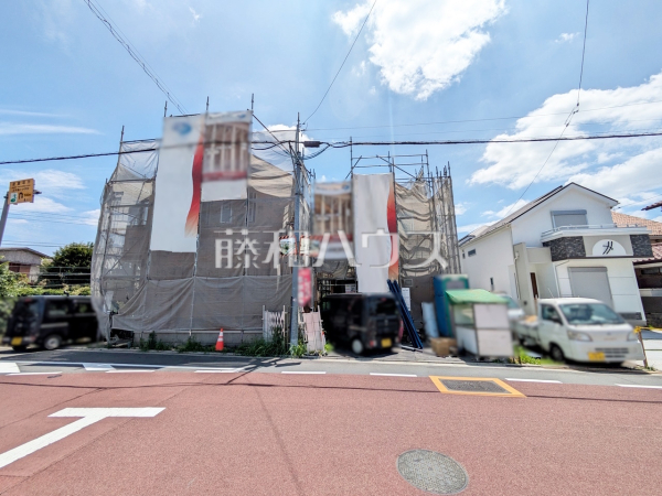 ≪接道状況≫利便性と、思わず深呼吸したくなる大きな空、色彩豊かな木々。この街が育んだ豊かな情景を楽しみ過ごす時が心地よいものとなるでしょう。 【府中市西府町１丁目】