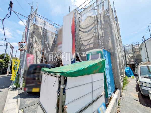 ≪2号棟　現地写真≫建物のプレゼンをさせていただきますので、実際の完成イメージを思い描いていただくことができます。お気軽にお問合せ下さい。 　【府中市西府町１丁目】