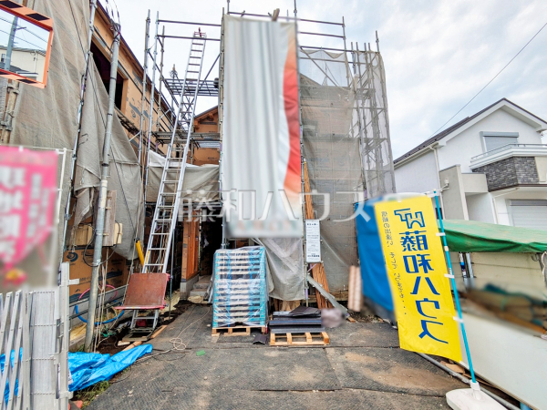 ≪2号棟　現地写真≫パントリやシューズインクロークなど収納重視の間取りです。【府中市西府町１丁目】