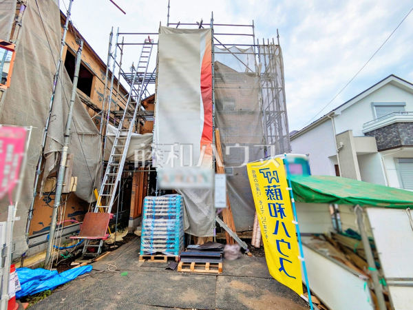 ≪2号棟　現地写真≫ 対面キッチンやリビングに階段を配置しました。いつでも家族の顔が見えるのがメリットとして喜ばれています。 【府中市西府町１丁目】