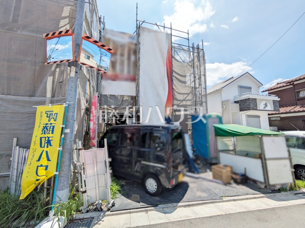 ≪2号棟　現地写真≫ 対面キッチンやリビングに階段を配置しました。いつでも家族の顔が見えるのがメリットとして喜ばれています。 【府中市西府町１丁目】